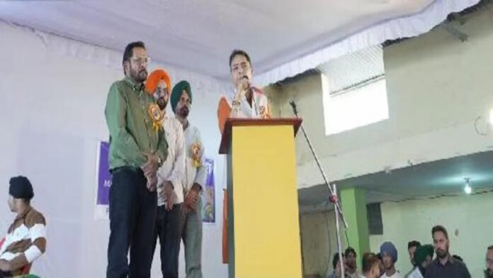 CM ਦੇਵੇਂਦਰ ਫੜਨਵੀਸ ਨੇ ਟਾਈਗਰ ਸ਼ਰਾਫ 'ਤੇ Firing ਬਾਰੇ ਪੁਲਿਸ ਕਮਿਸ਼ਨਰ ਨੂੰ ਕੀਤਾ ਫੋਨ