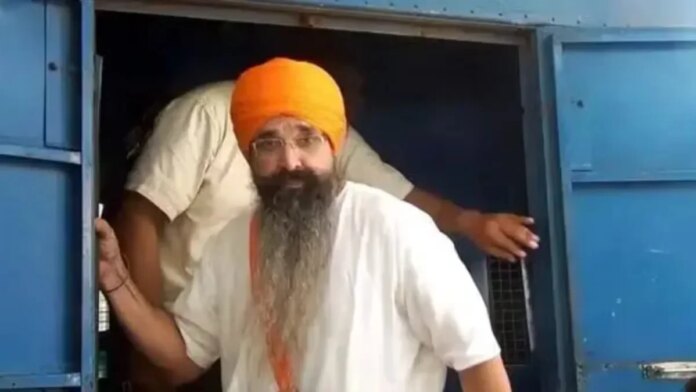 ਔਰਤ ਨੂੰ ਕਈ ਫੁੱਟ ਤੱਕ ਘਸੀਟਦੇ ਰਹੇ ਨਕਾਬਪੋਸ਼, ਲੁੱਟ ਦੀ ਕੋਸ਼ਿਸ਼ CCTV ’ਚ ਕੈਦ...
